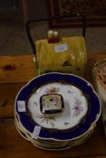 MIXED LOT COMPRISING A SET OF GILT AND FLORAL DECORATED PLATES TOGETHER WITH A CARLTON WARE