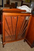 EARLY 20TH CENTURY OAK CHINA DISPLAY CABINET, THE DOORS WITH SUNBURST DECORATION, 125CM HIGH