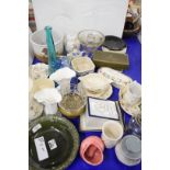 MIXED LOT OF CERAMICS AND GLASS WARES TO INCLUDE VASES, DISHES, SMALL BOXED ROYAL WORCESTER