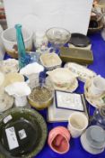 MIXED LOT OF CERAMICS AND GLASS WARES TO INCLUDE VASES, DISHES, SMALL BOXED ROYAL WORCESTER