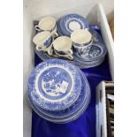 QTY OF WILLOW PATTERN TEA WARES, WILLOW PATTERN MEAT PLATE AND OTHER ITEMS