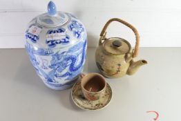 MIXED LOT COMPRISING A 20TH CENTURY CHINESE BLUE AND WHITE PATTERN COVERED VASE TOGETHER WITH A