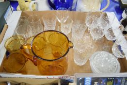 BOX OF MIXED GLASS WARES TO INCLUDE AN AMBER GLASS LEMONADE SET AND VARIOUS CLEAR GLASS WINES
