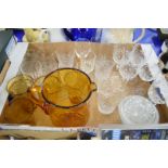 BOX OF MIXED GLASS WARES TO INCLUDE AN AMBER GLASS LEMONADE SET AND VARIOUS CLEAR GLASS WINES