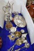 MIXED LOT OF SILVER PLATED WARES TO INCLUDE TEA SET, BOTTLE COASTERS, CRUET, SAUCE BOAT ETC