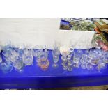 LARGE MIXED LOT OF GLASS WARES TO INCLUDE BLUE GLASS SUNDAE DISHES, CRANBERRY WINE GLASSES,