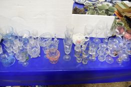 LARGE MIXED LOT OF GLASS WARES TO INCLUDE BLUE GLASS SUNDAE DISHES, CRANBERRY WINE GLASSES,