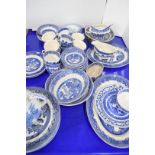 MIXED LOT OF BLUE AND WHITE TEA AND TABLE WARES TO INCLUDE A GOOD RANGE OF WILLOW PATTERN