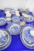 MIXED LOT OF BLUE AND WHITE TEA AND TABLE WARES TO INCLUDE A GOOD RANGE OF WILLOW PATTERN