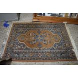 20TH CENTURY WOOL FLOOR RUG DECORATED WITH A LARGE CENTRAL LOZENGE, 160CM WIDE
