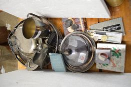 MIXED LOT OF SILVER PLATED WARES TO INCLUDE A GALLERIES TRAY, ENTRÉE DISH, MUFFIN DISH ETC