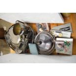 MIXED LOT OF SILVER PLATED WARES TO INCLUDE A GALLERIES TRAY, ENTRÉE DISH, MUFFIN DISH ETC