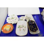 MIXED LOT OF WEDGWOOD WILD STRAWBERRY PATTERN CHINA WARES TO INCLUDE PIN TRAYS, MINIATURE CUP AND