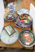 COLLECTION OF MIXED WARES TO INCLUDE MODERN CHINESE COLLECTORS PLATES, A SHELLEY OCTAGONAL JUG,