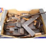 BOX CONTAINING VINTAGE WOODWORKING BLOCK PLANES, SET SQUARE, OIL CAN ETC