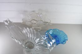 MID 20TH CENTURY CLEAR GLASS FRUIT BOWL OF ABSTRACT FORM TOGETHER WITH A FURTHER CLEAR AND FROSTED
