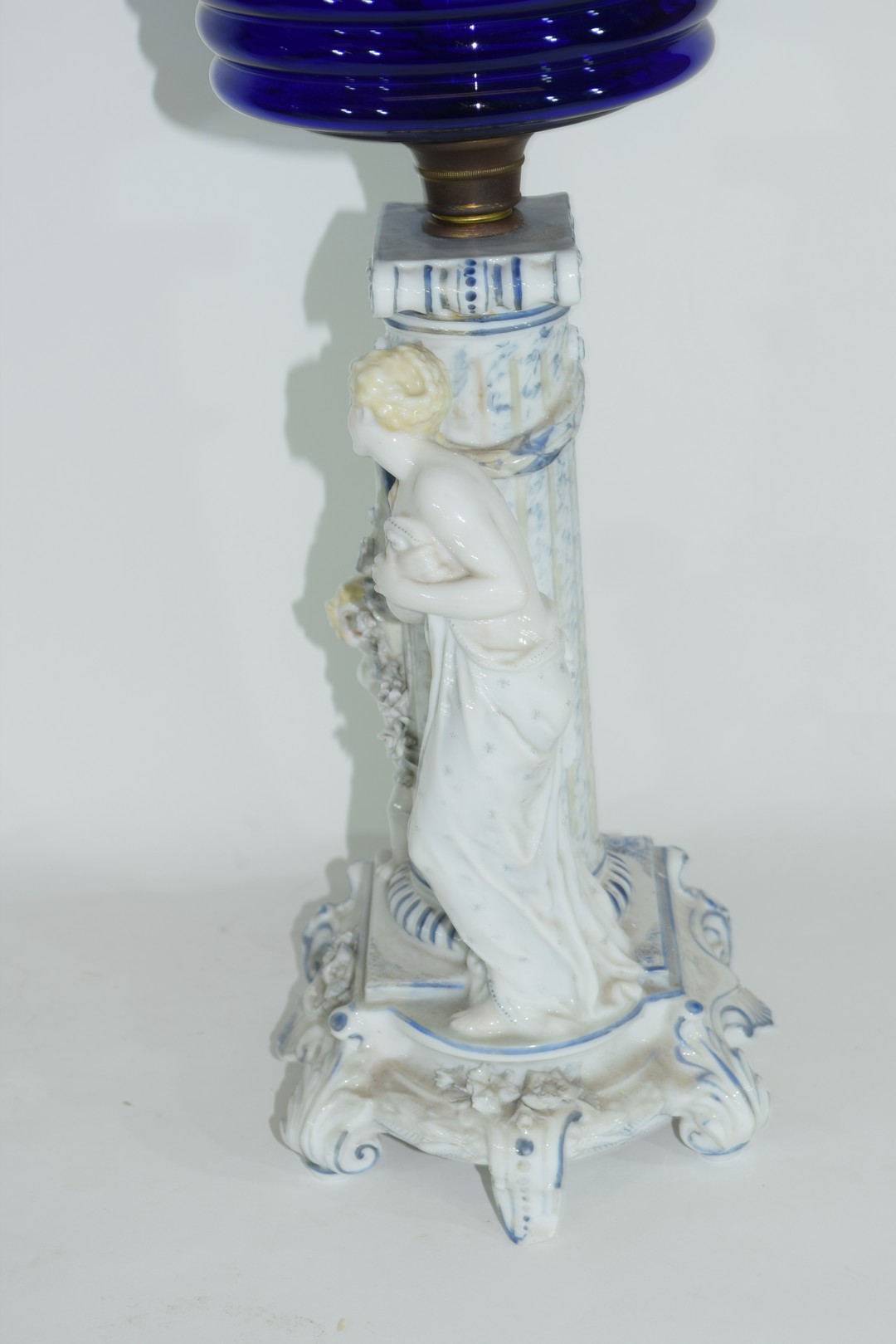 Oil lamp with blue glass reservoir - Image 3 of 6