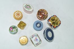 Various small trinket boxes to include Wedgwood jasperware