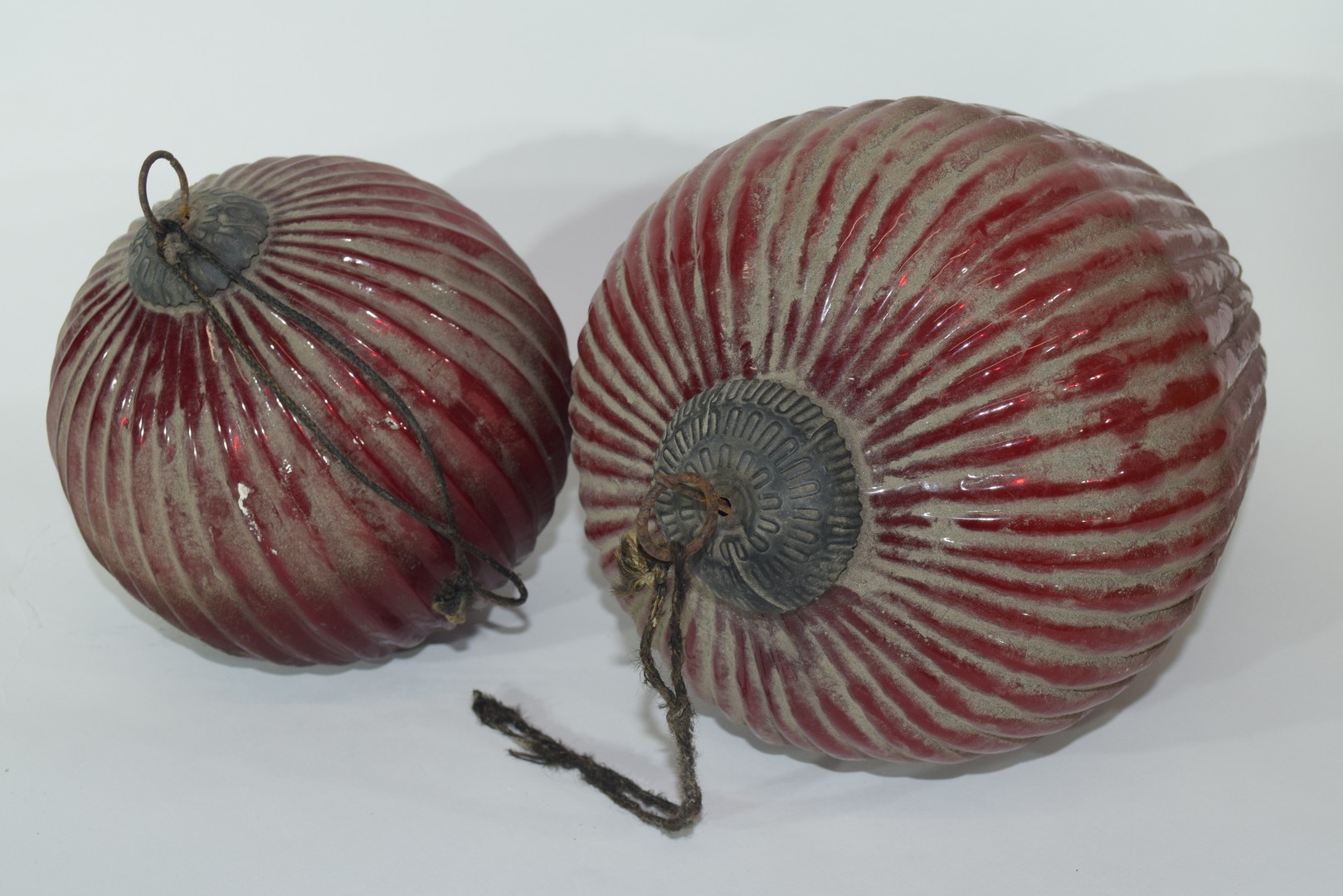 Two red glass Oriental lanterns - Image 3 of 3