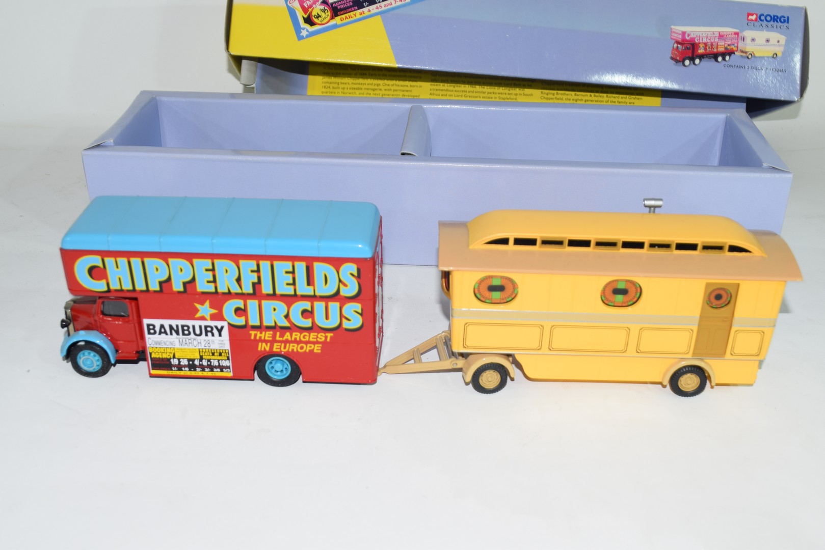 Corgi boxed model of a Chipperfields Circus lorry and caravan No 97888 - Image 2 of 5