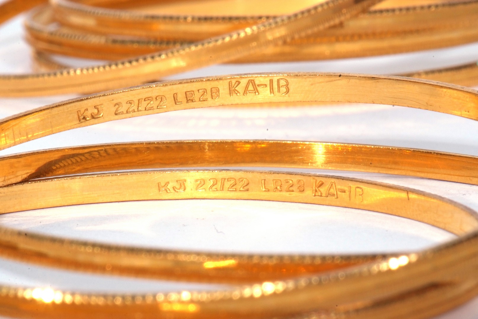 Eight high grade yellow metal bangles each decorated with a steel cut design 80.0gms - Image 7 of 7