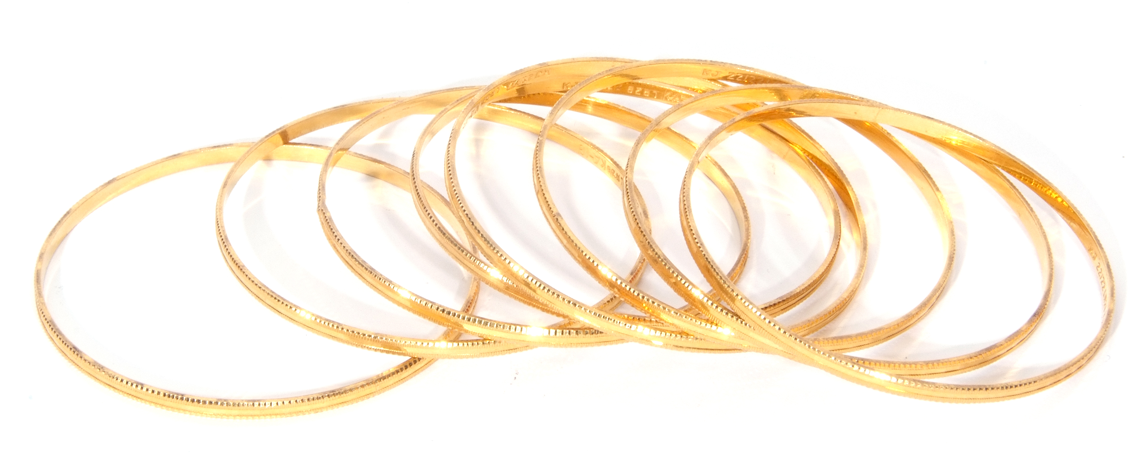 Eight high grade yellow metal bangles each decorated with a steel cut design 80.0gms - Image 2 of 7