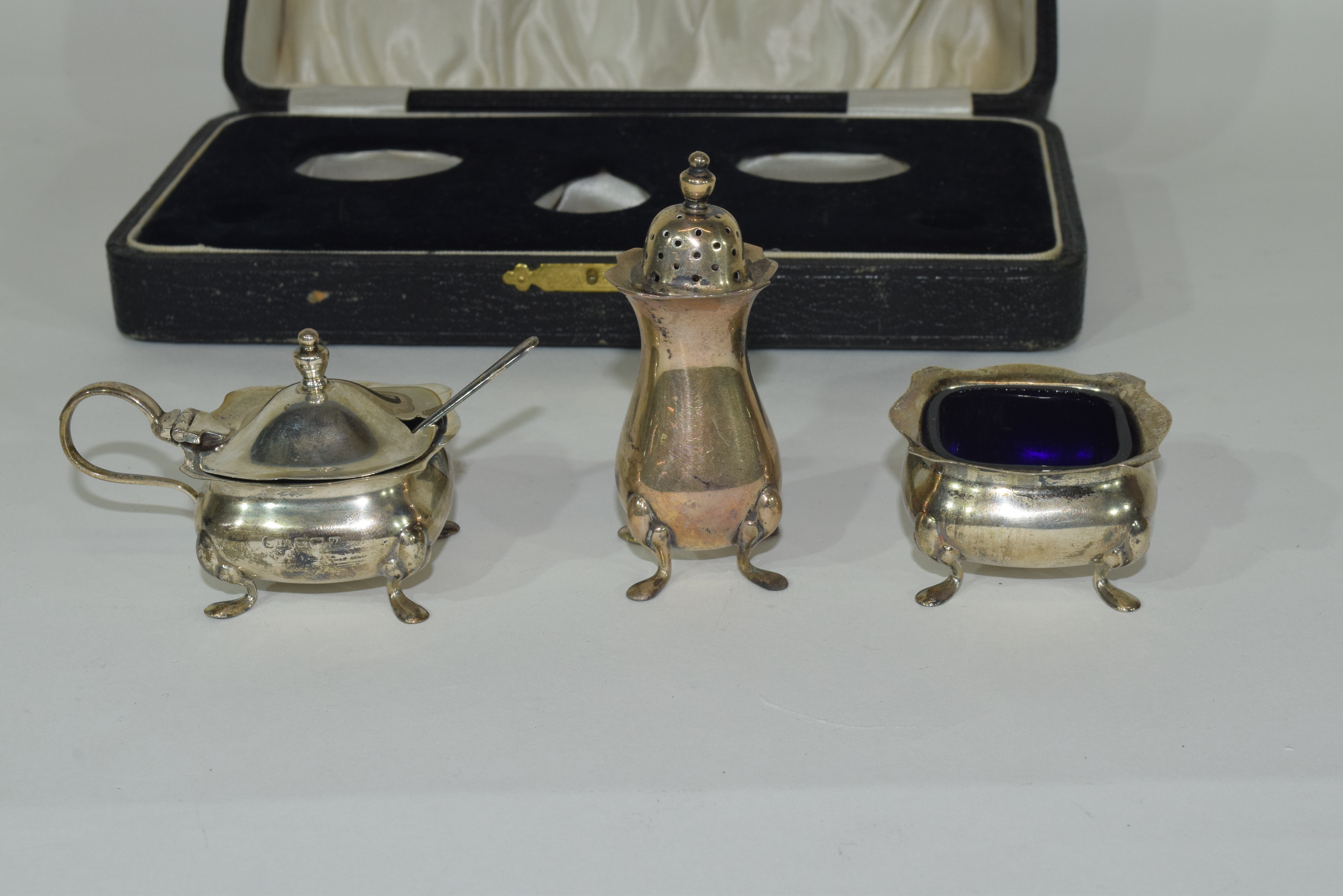 Cased three piece silver condiment set comprising a hinged lidded mustard and liner, open salt and - Image 2 of 7