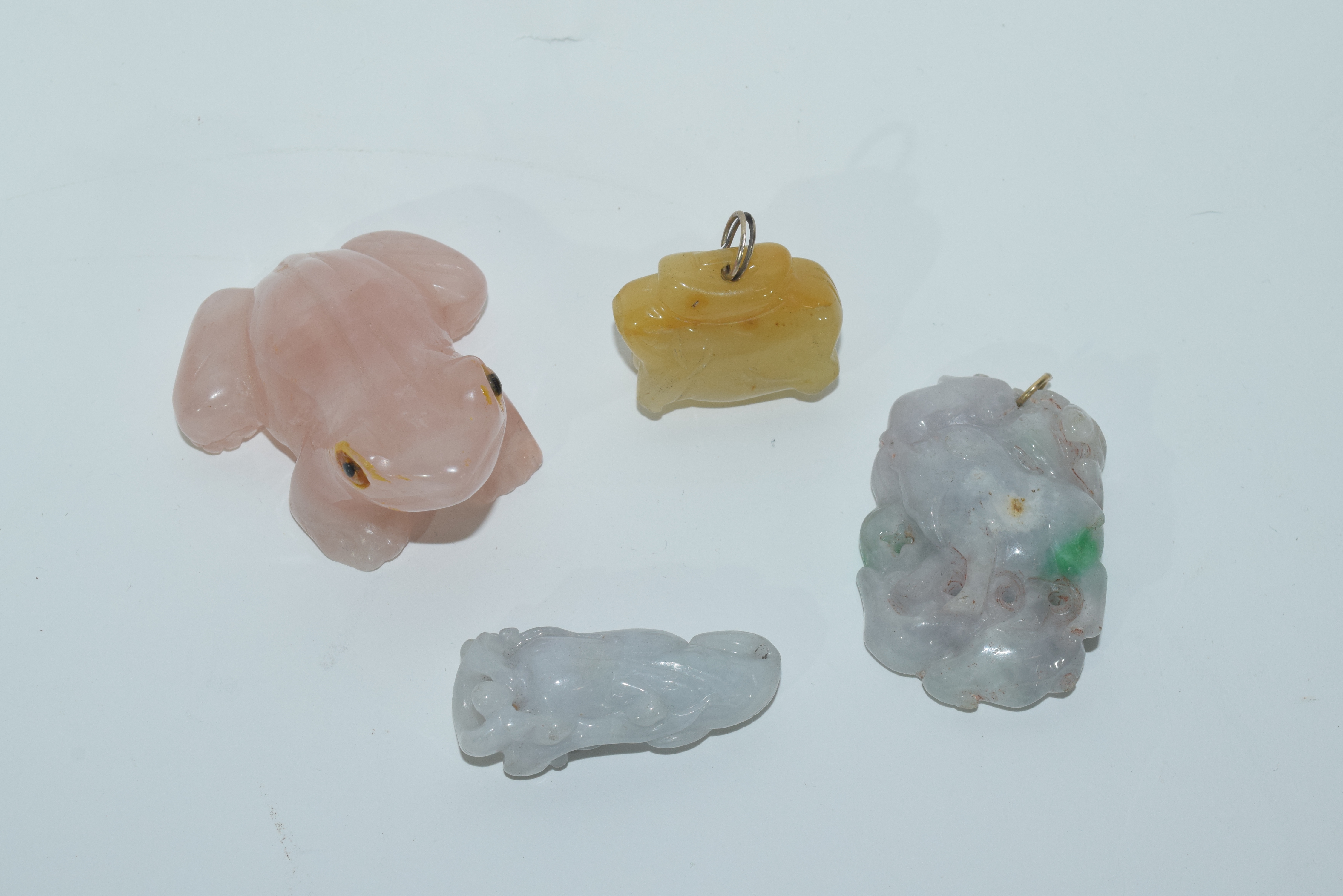 Pink quartz model of a frog with yellow eyes and other jadeite type animals (4) - Image 3 of 3