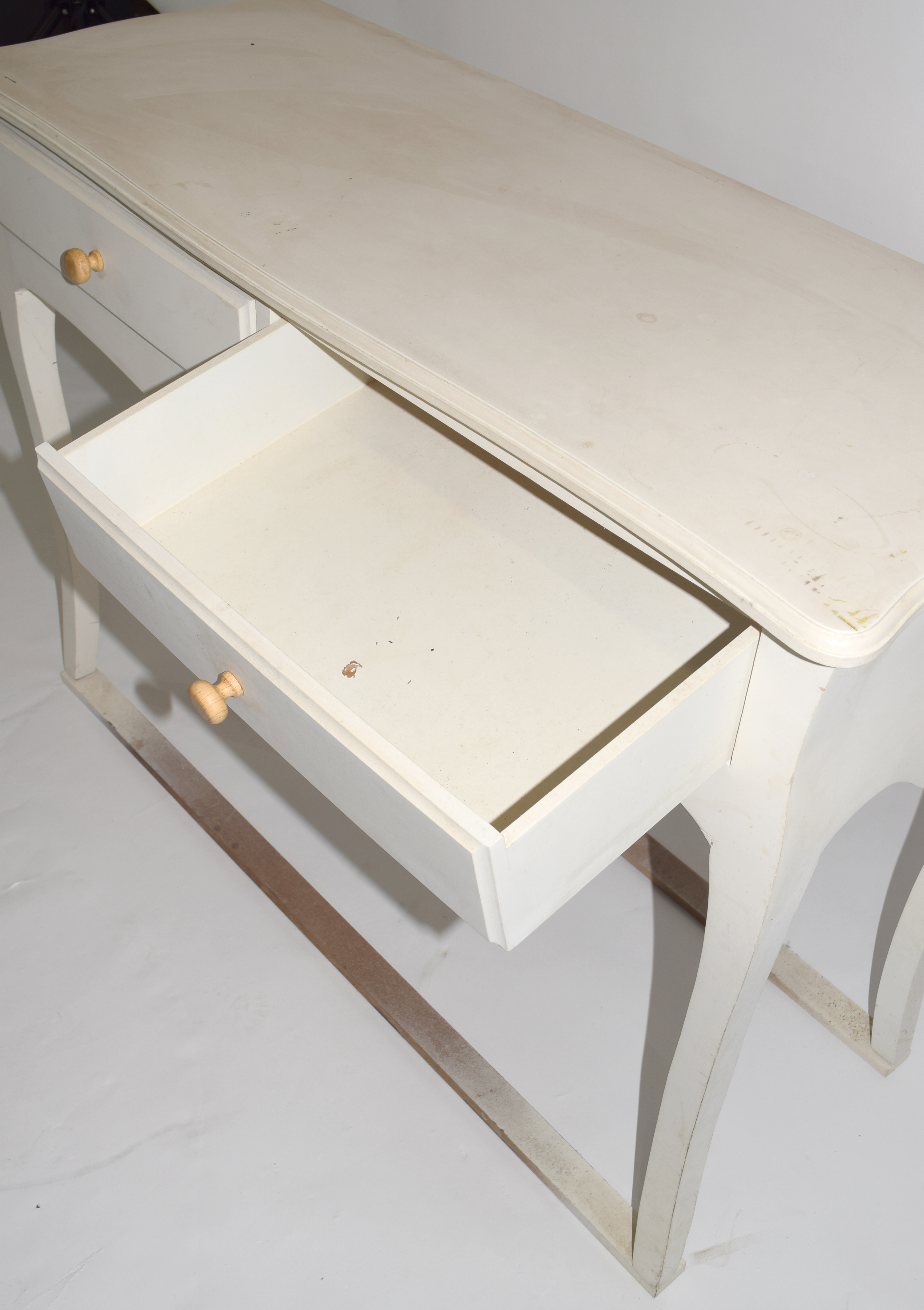 Contemporary white finish composite two-drawer side table raised on swept legs, 109cm wide - Image 4 of 5