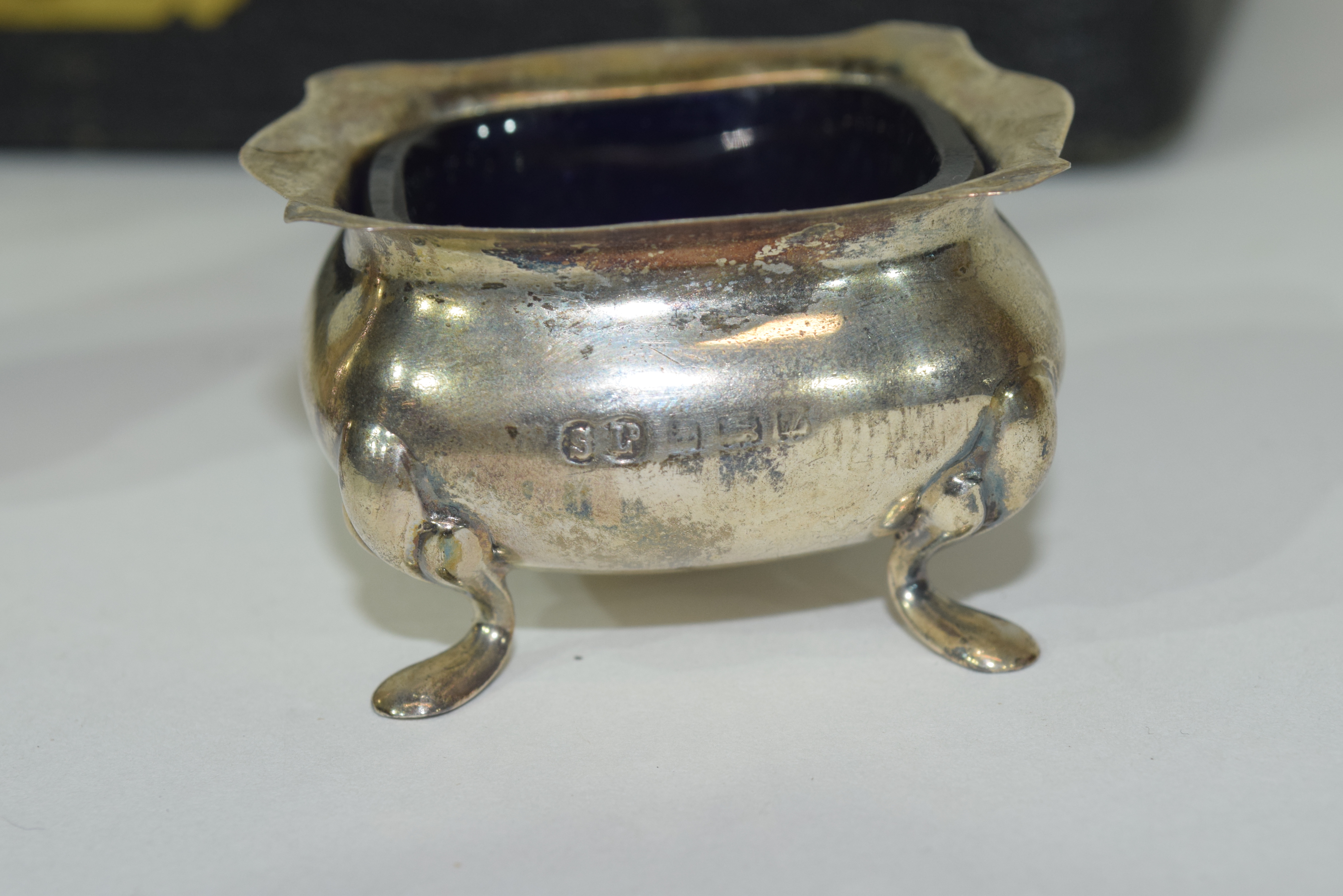 Cased three piece silver condiment set comprising a hinged lidded mustard and liner, open salt and - Image 3 of 7