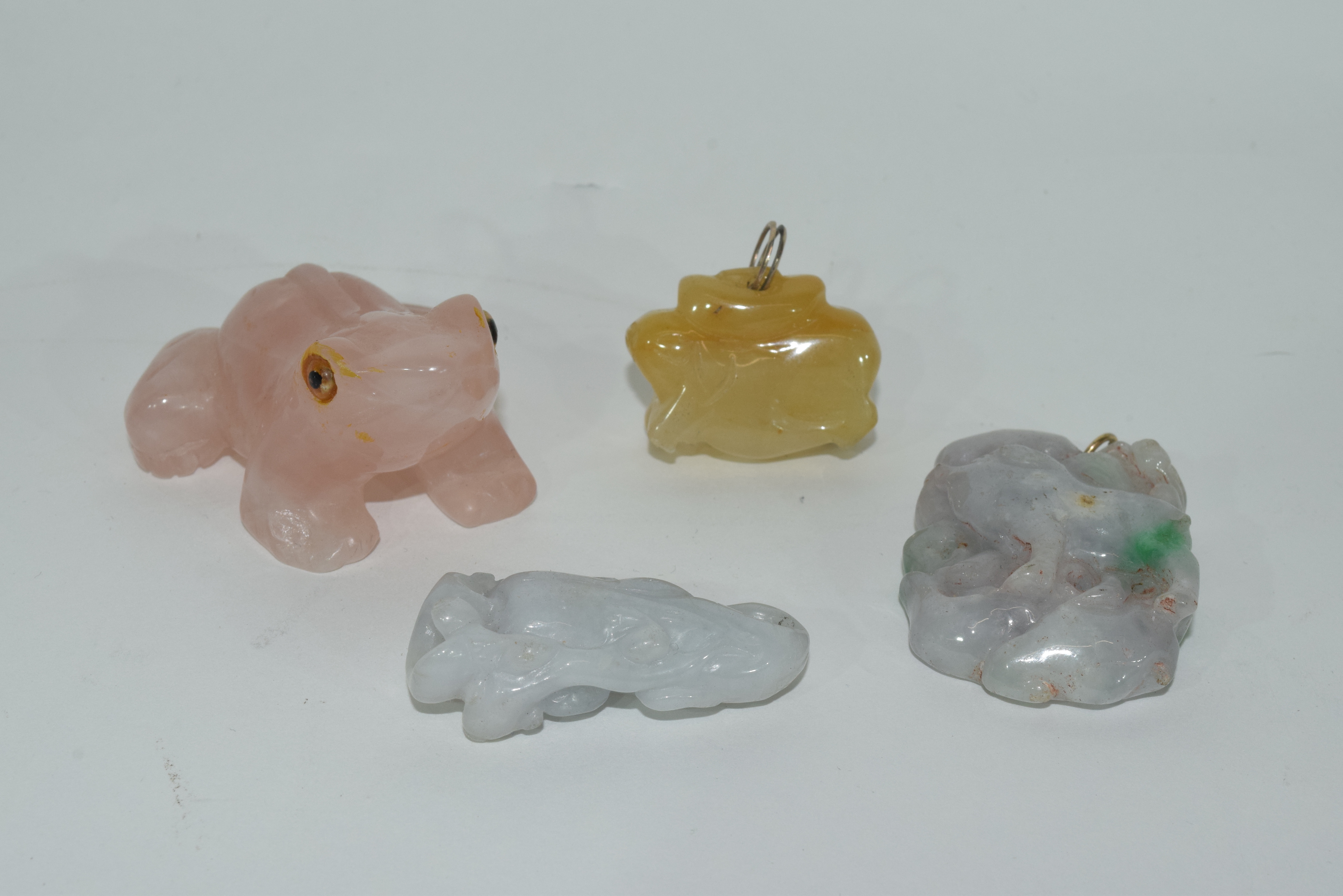 Pink quartz model of a frog with yellow eyes and other jadeite type animals (4) - Image 2 of 3