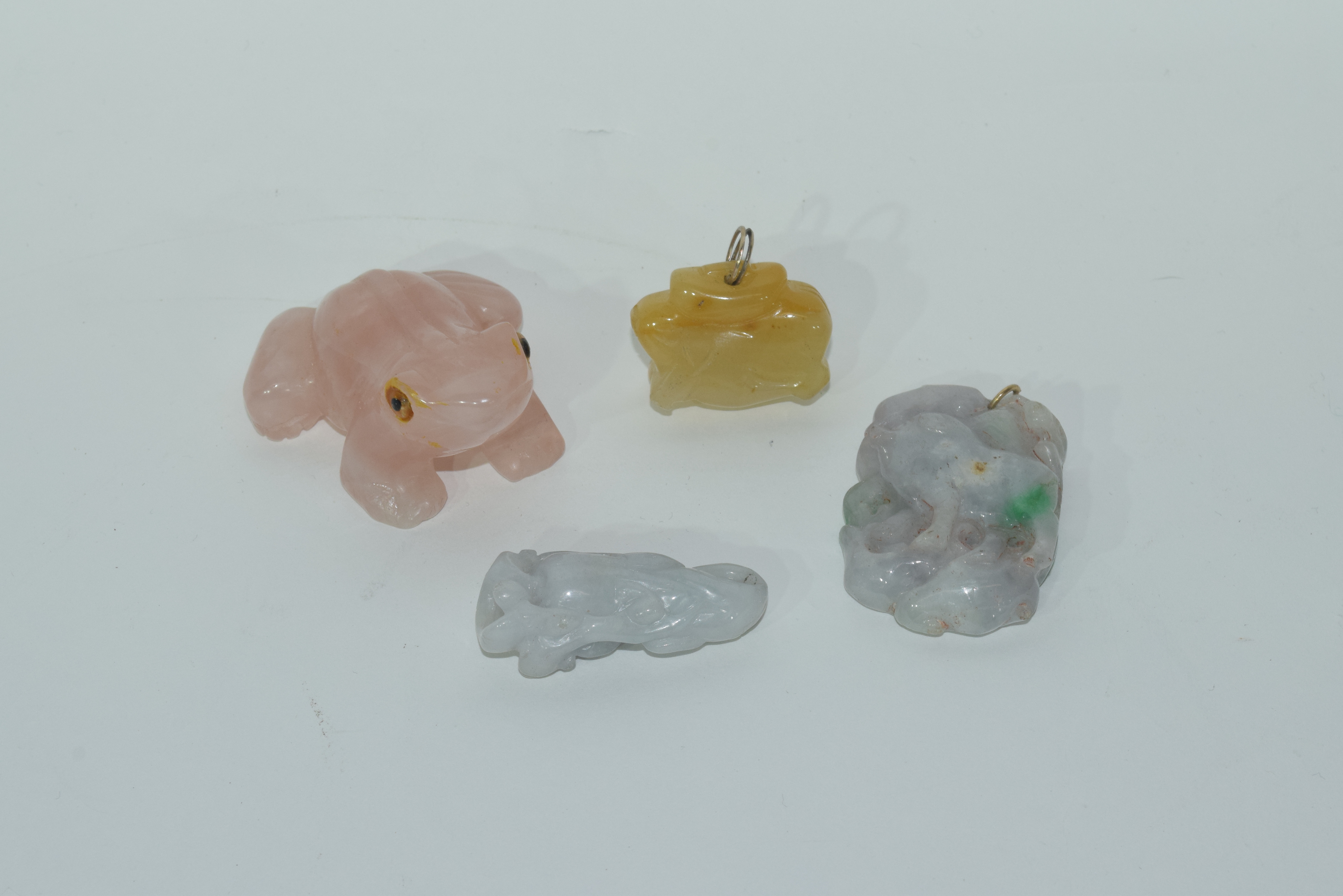 Pink quartz model of a frog with yellow eyes and other jadeite type animals (4)