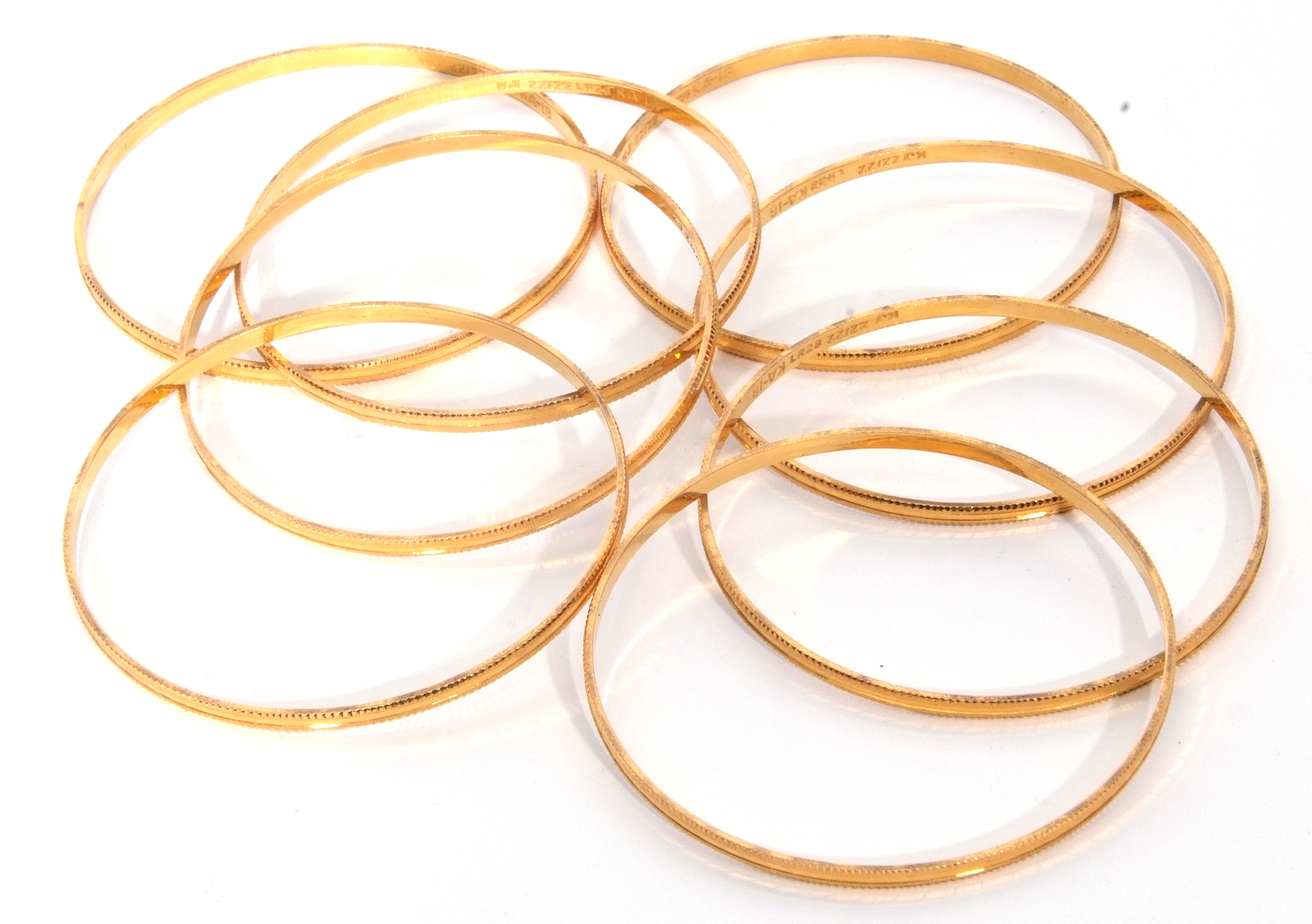 Eight high grade yellow metal bangles each decorated with a steel cut design 80.0gms - Image 5 of 7