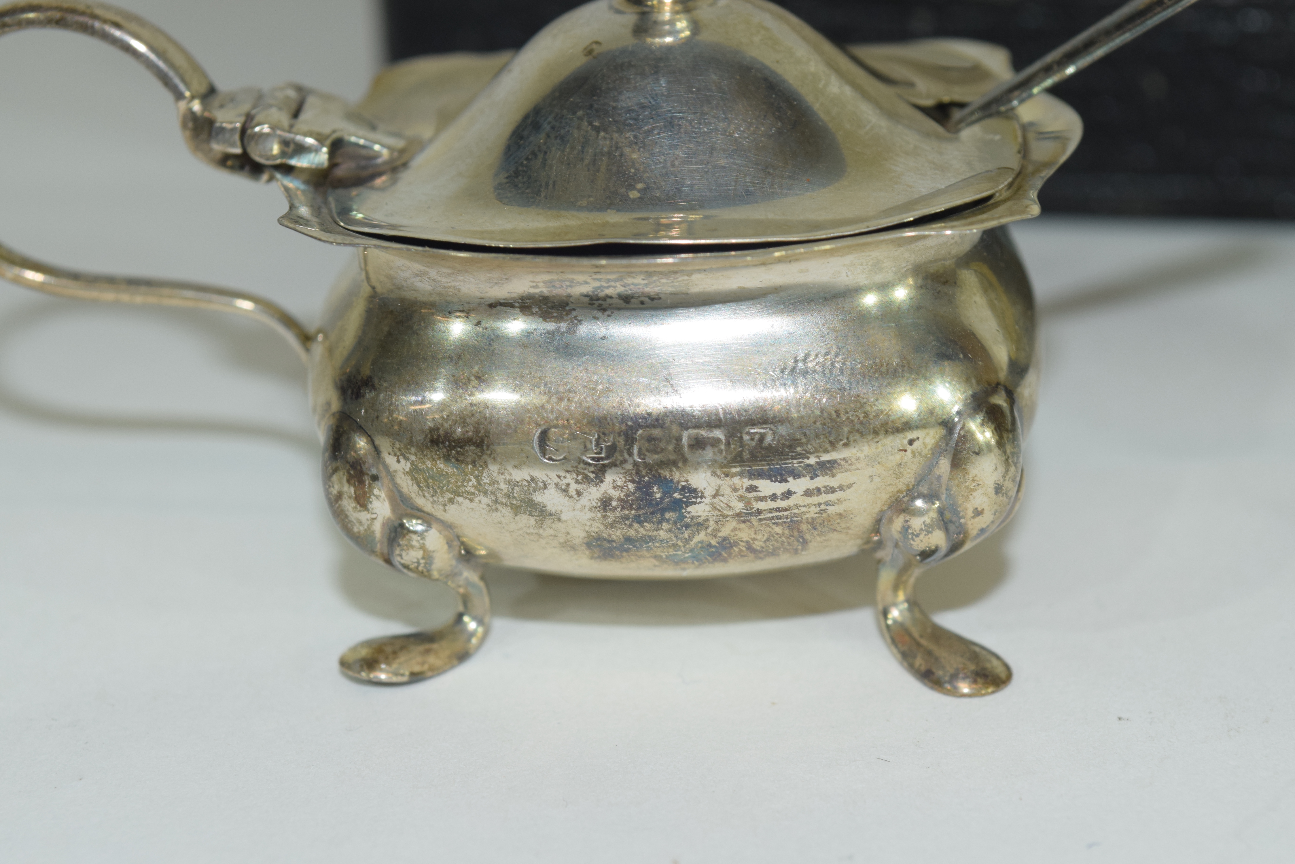 Cased three piece silver condiment set comprising a hinged lidded mustard and liner, open salt and - Image 6 of 7