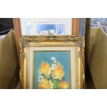 MIXED LOT OF PICTURES TO INCLUDE A PAIR OF MODERN OILS ON BOARD FLORAL STUDIES IN GILT FRAMES