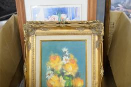 MIXED LOT OF PICTURES TO INCLUDE A PAIR OF MODERN OILS ON BOARD FLORAL STUDIES IN GILT FRAMES