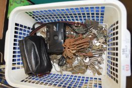 BOX OF MIXED KEYS ETC