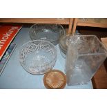 MIXED LOT COMPRISING CLEAR GLASS BOWLS AND VASES