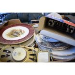 BOX OF MIXED ITEMS TO INCLUDE A RANGE OF DECORATED PLATES, VINTAGE CAR RADIO ETC