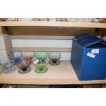 MIXED LOT COMPRISING COLOURED SUNDAE GLASS DISHES AND A BOX OF WINE GLASSES
