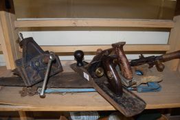 MIXED LOT OF TOOLS TO INCLUDE WOODWORKING PLANES, SAWS, VICE ETC