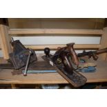 MIXED LOT OF TOOLS TO INCLUDE WOODWORKING PLANES, SAWS, VICE ETC