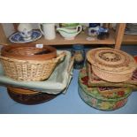 MIXED LOT COMPRISING PLACE MATS, TRAYS, BASKETS ETC