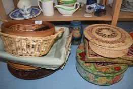 MIXED LOT COMPRISING PLACE MATS, TRAYS, BASKETS ETC