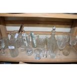 MIXED LOT COMPRISING CLEAR GLASS WARES TO INCLUDE DECANTER, JUG, DRINKING GLASSES ETC