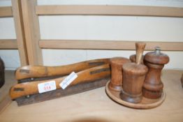 MIXED LOT COMPRISING VINTAGE ICE SKATES AND A WOODEN CRUET