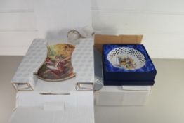 QTY OF BOXED COLLECTORS PLATES AND A CAKE STAND