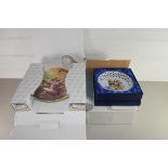 QTY OF BOXED COLLECTORS PLATES AND A CAKE STAND
