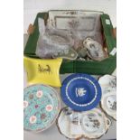 BOX OF MIXED ITEMS TO INCLUDE MODERN CHINESE PLATES, JAPANESE SAUCERS, JASPERWARE ITEMS ETC