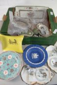 BOX OF MIXED ITEMS TO INCLUDE MODERN CHINESE PLATES, JAPANESE SAUCERS, JASPERWARE ITEMS ETC